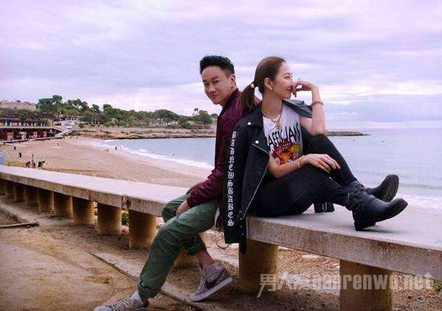 何润东与娇妻在海边合照
