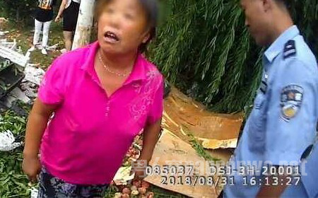 抢桃大妈振振有词：犯法了吗？