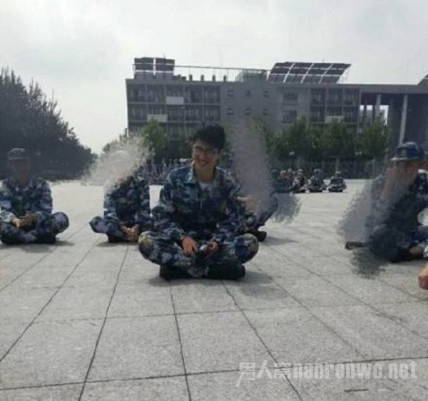 刘昊然羞涩一笑