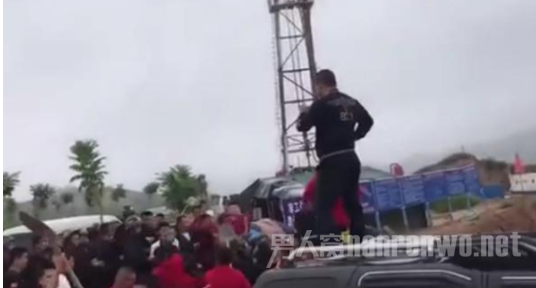 近百人冲突对峙
