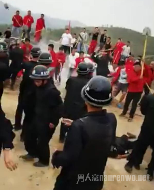 双方现场对峙