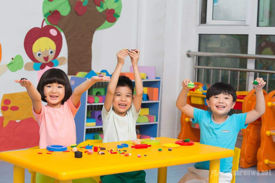 孩子们在幼儿园学习