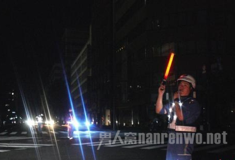 维持秩序的交警