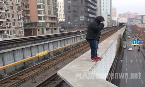 男子跳轨自杀现场