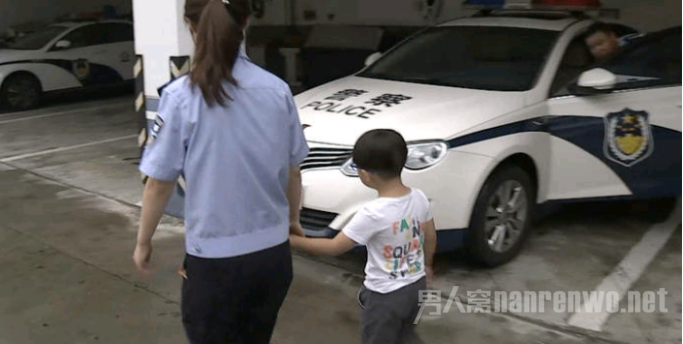 女民警陪同男孩儿