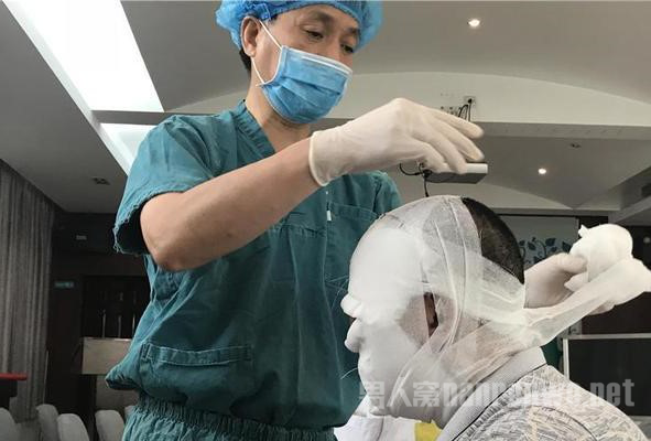 医生在给赵雪成拆脸上的纱布