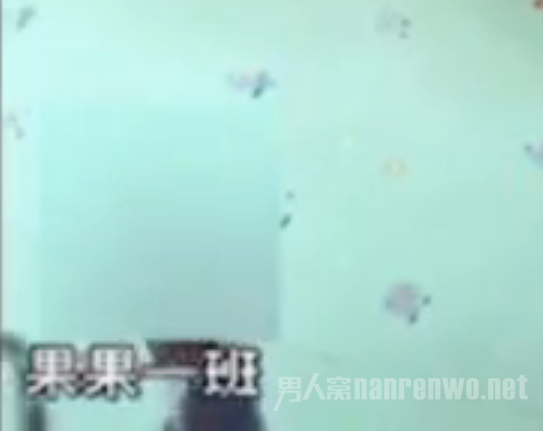 可以看到涉事老师挥手在扇这名男孩的耳光