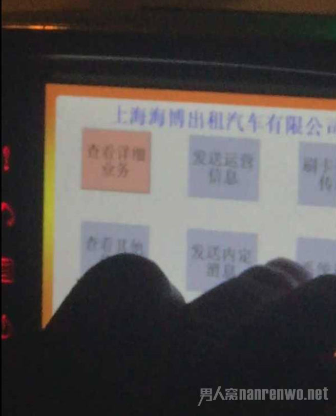女乘客拍到的出租车液晶显示器