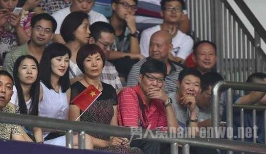 周琦女友和父母坐一起