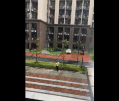 台风天外卖小哥摔倒