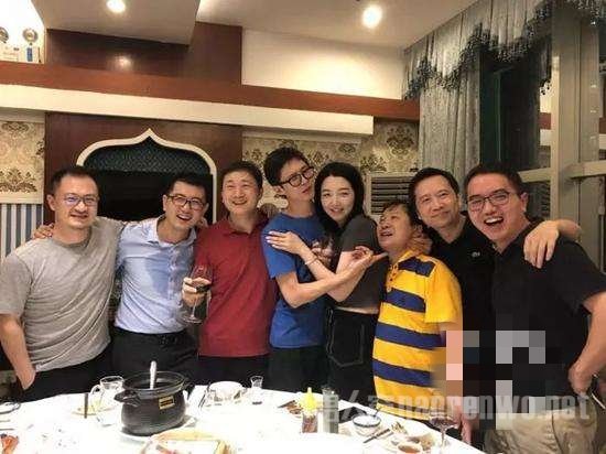 饭局女当事人与男子搂抱