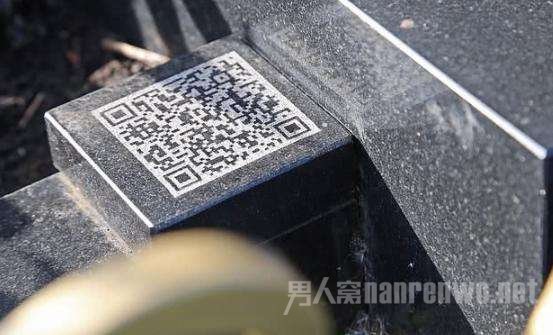 iPhone墓碑上出现二维码