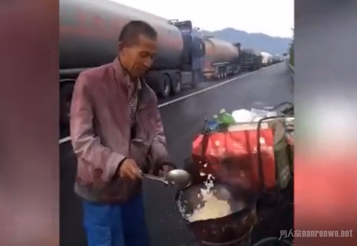 国庆上高速卖炒粉