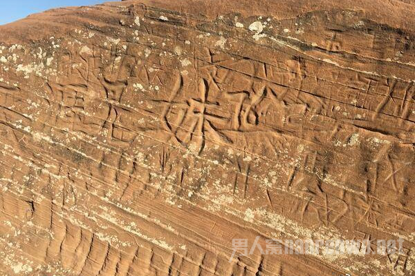 丹霞地貌再被刻字