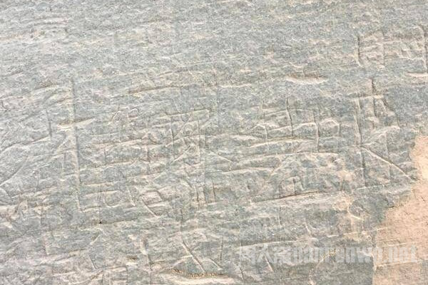 丹霞地貌再被刻字