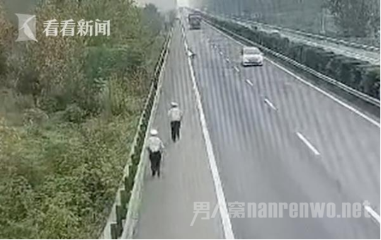 醉酒男高速要钱