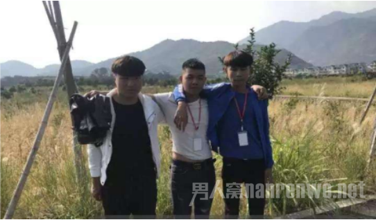 少年扶老人拍视频