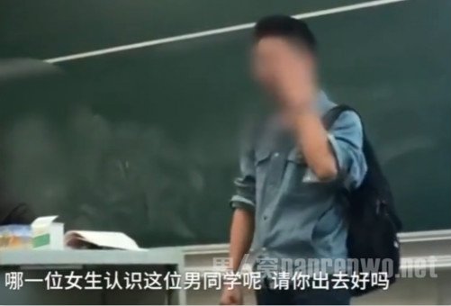 男生闯课堂多国语言告白