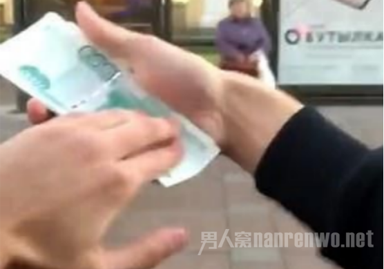 俄富家子街头撒钱嘲讽穷人