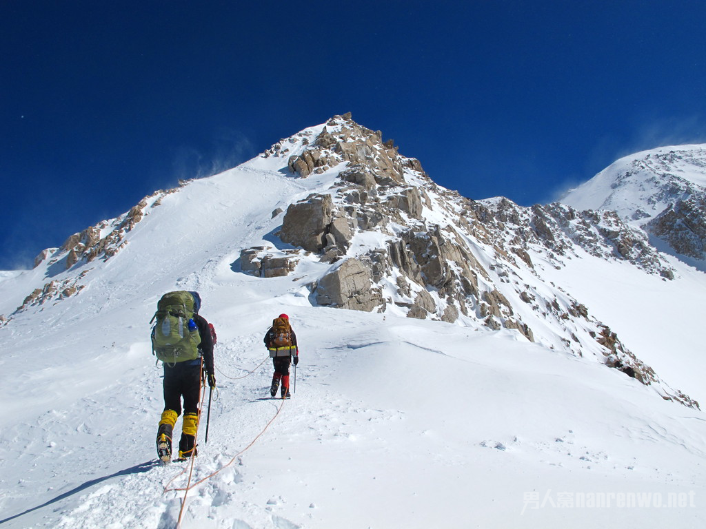 登山队遇雪崩遇难