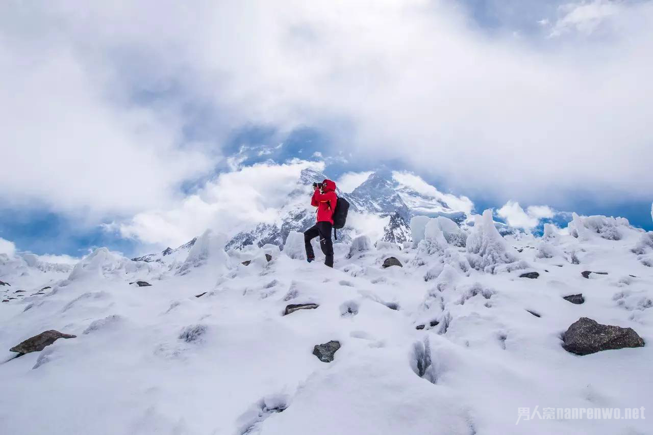 登山队遇雪崩遇难