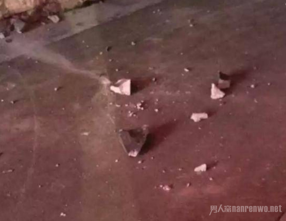 被不明物砸碎到地上的瓦块