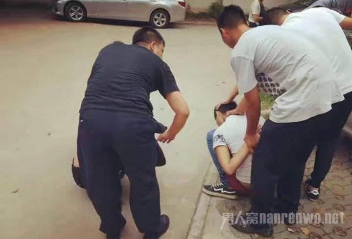 骑单车碰瓷轿车