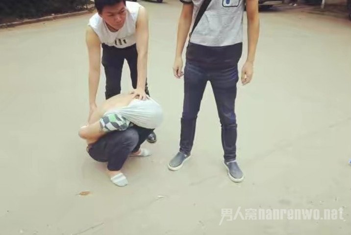 骑单车碰瓷轿车
