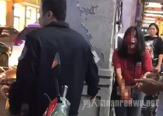 女子向路人民警求救