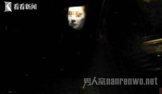 女司机夜晚敷面膜开车