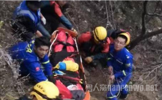 驴友坠崖消防队与热心驴友合力救援