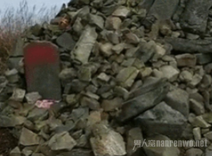 石碑破坏现场
