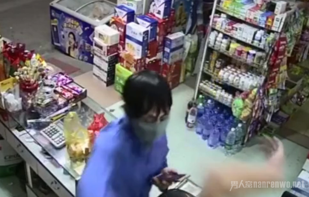 男子抢劫被反杀