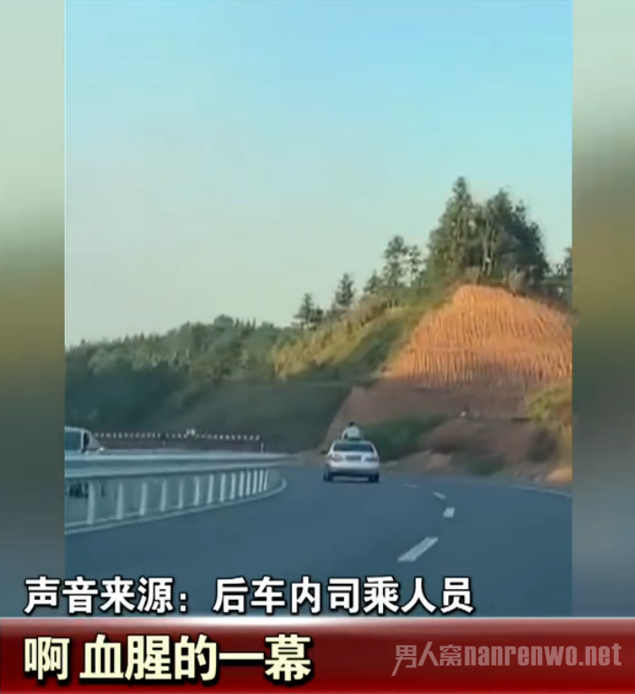 男孩撞限高杆身亡