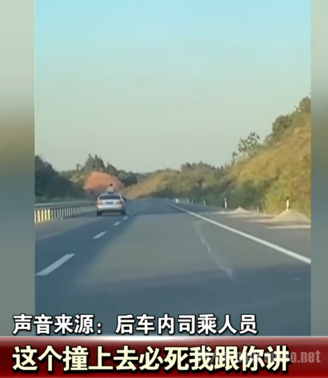 男孩撞限高杆身亡