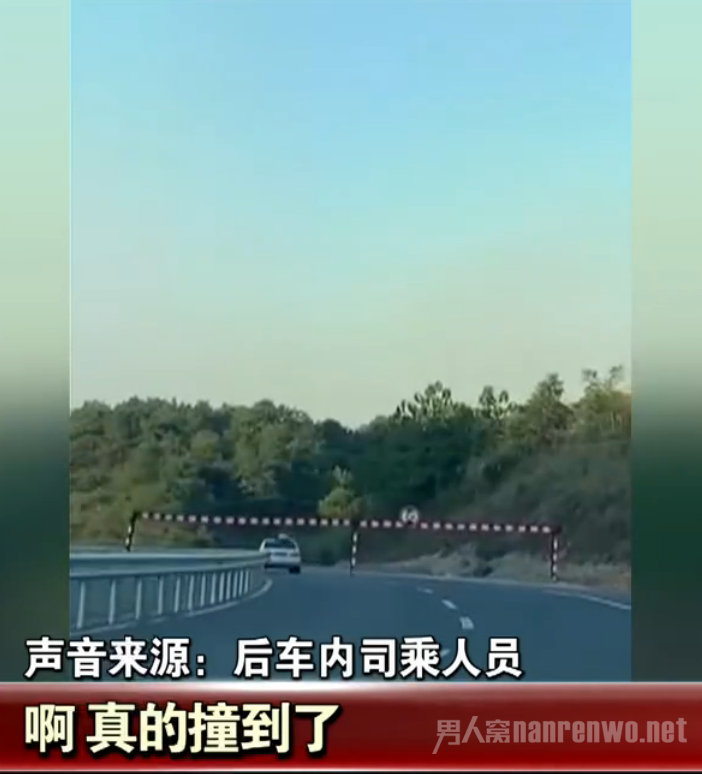男孩撞限高杆身亡