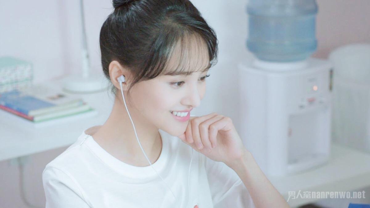 黰