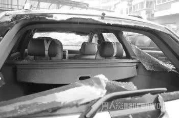 男子酒后连砸岳父车
