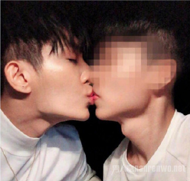 炎亚纶接吻照
