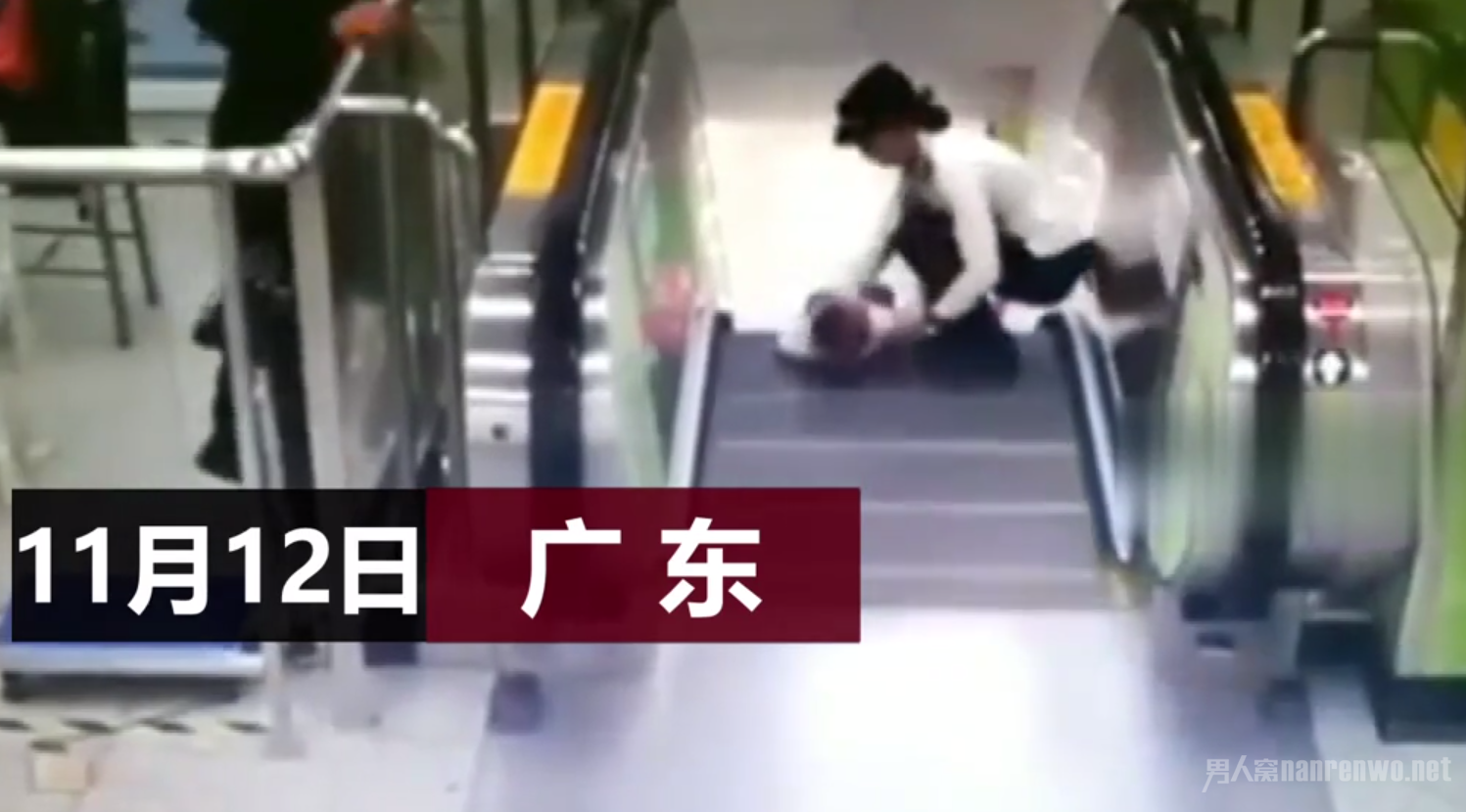 男童差1秒坠落