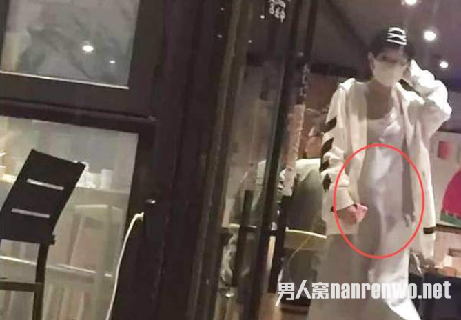 赵丽颖小腹凸起