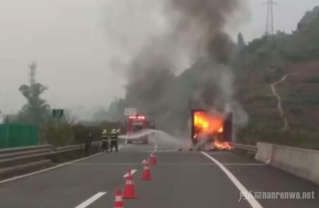 双十一快递车烧了