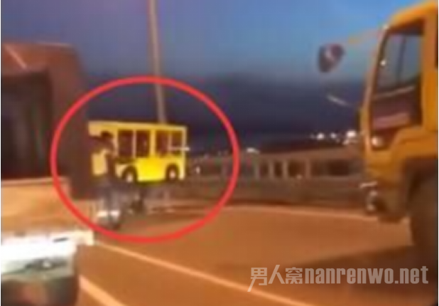 俄罗斯4名小伙为过桥伪装成公交