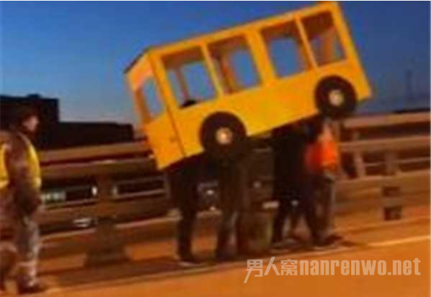 4名小伙伪装公交车被交警发现