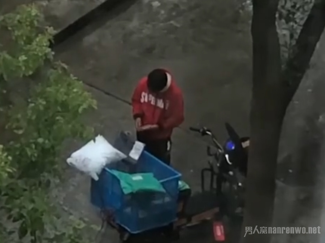 快递小哥冒雨送快递被偷