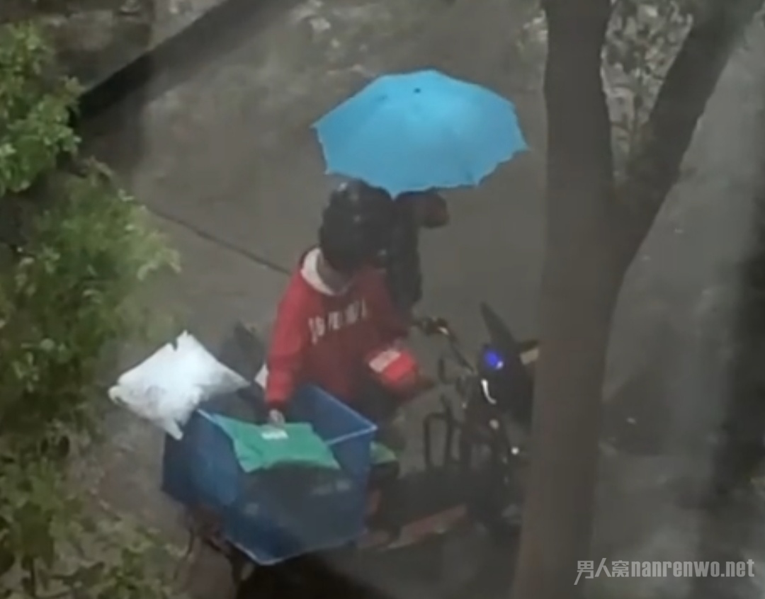 大爷给快递小哥撑伞