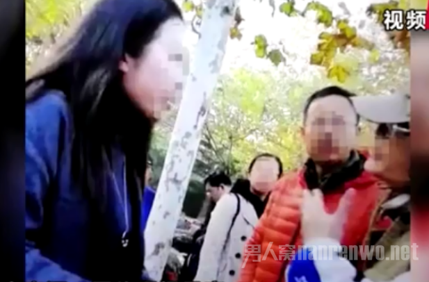 不满孙子被踢伤