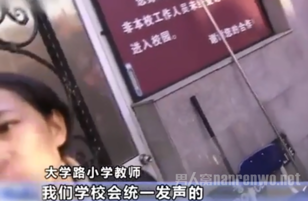 不满孙子被踢伤