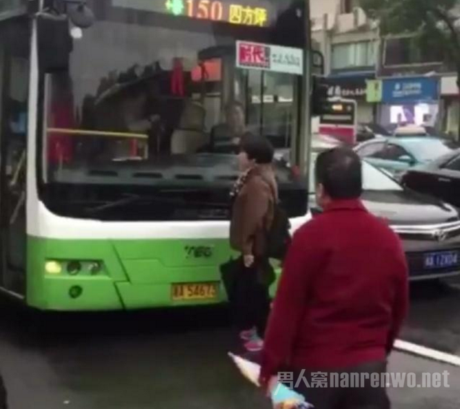 大妈拦公交车