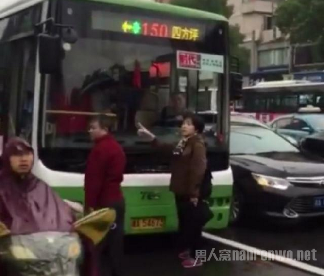 大妈拦公交车